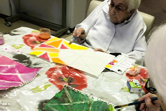 Atelier peinture à l'Ephad Le Verger du Coteau