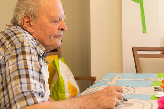 Atelier dessin à l'EPHAD Lutxiberri