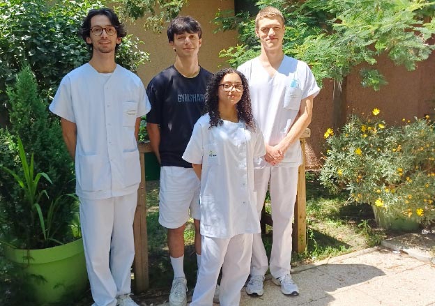 Les stagiaires de Juin 2024 devant le jardin de l'Ephad Les Fleurs de Gambetta