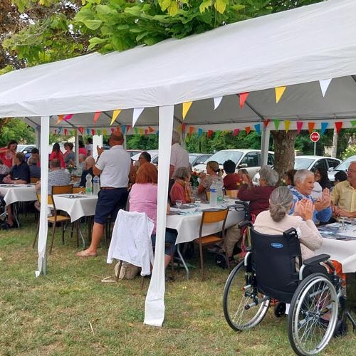 Repas festif à Mirambeau en extérieur